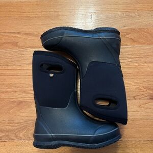 BOGS Boys Size 2 Winter Boots